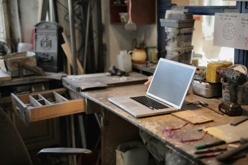 Jasa perbaikan laptop terpercaya di Cisauk dari ABYKIN Technology.