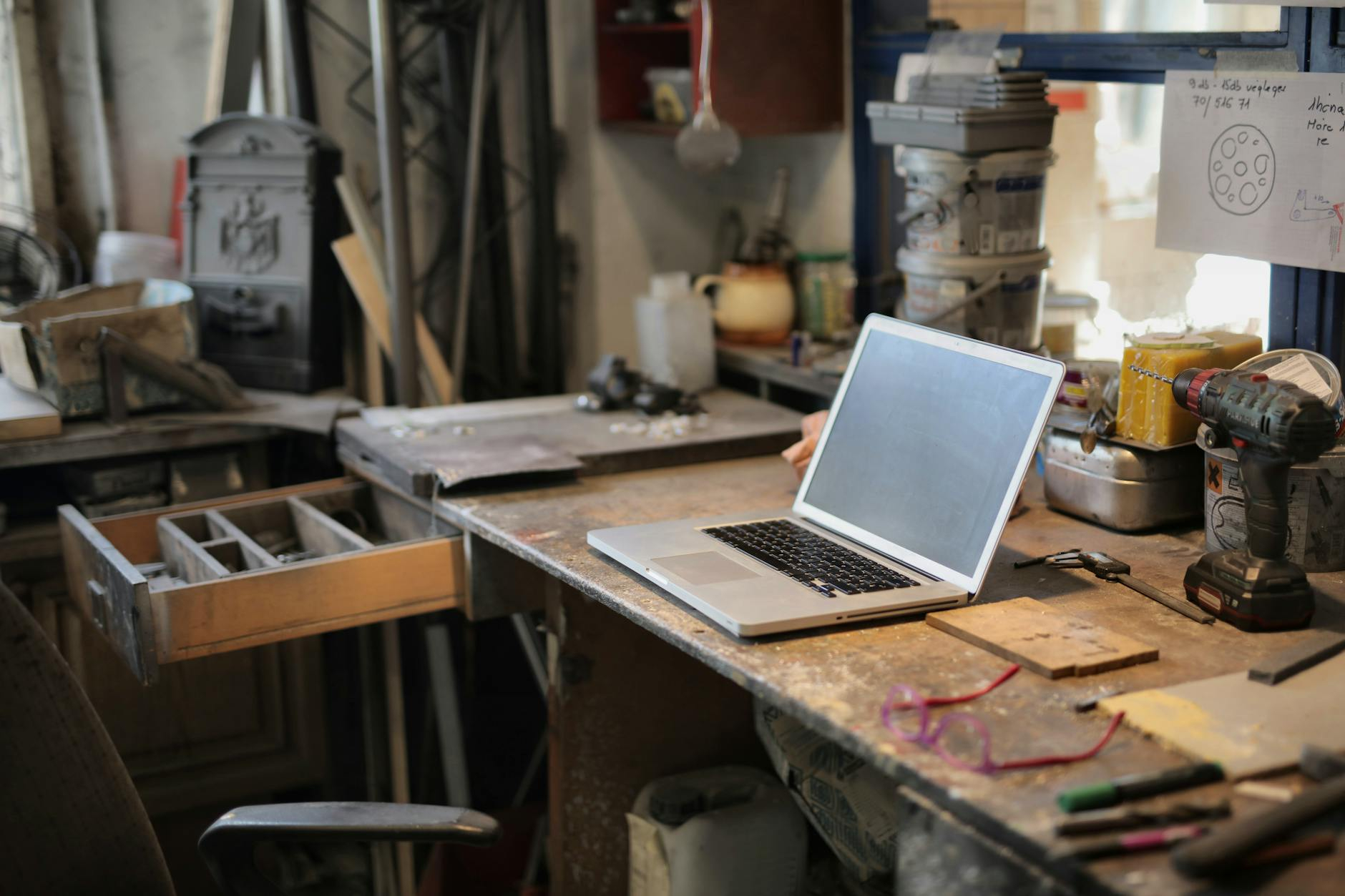 Jasa perbaikan laptop terpercaya di Cisauk dari ABYKIN Technology.