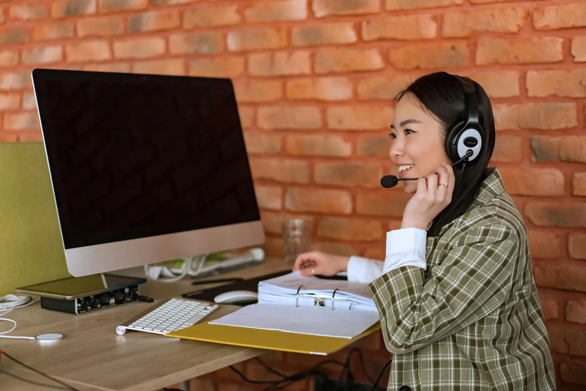 Teknisi ABYKIN Service memperbaiki komputer kantor di Tangerang secara profesional